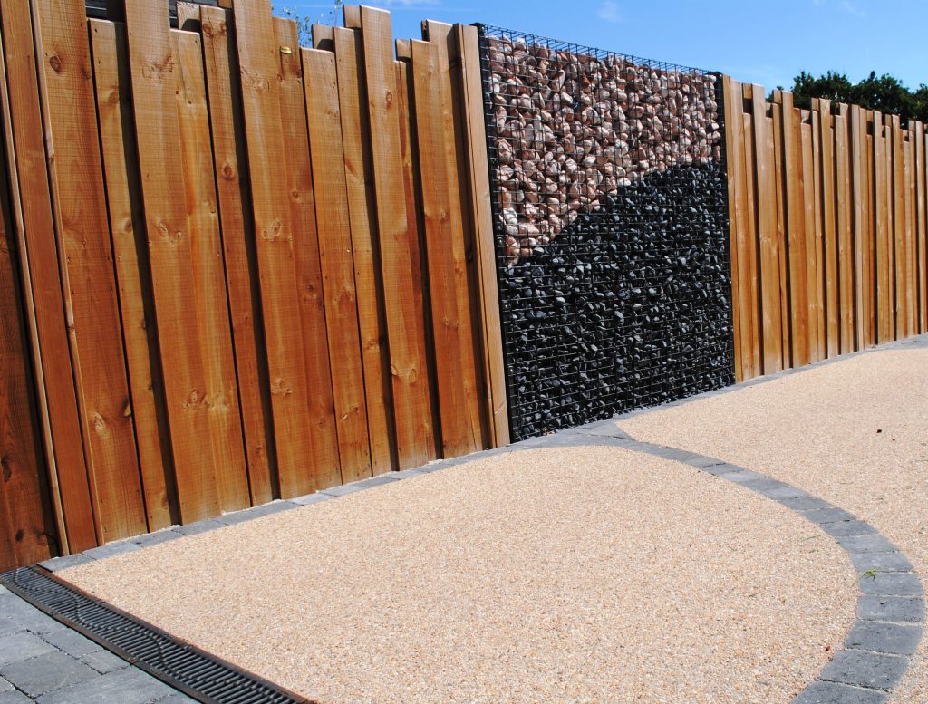 Clôture avec panneau gabion intégré