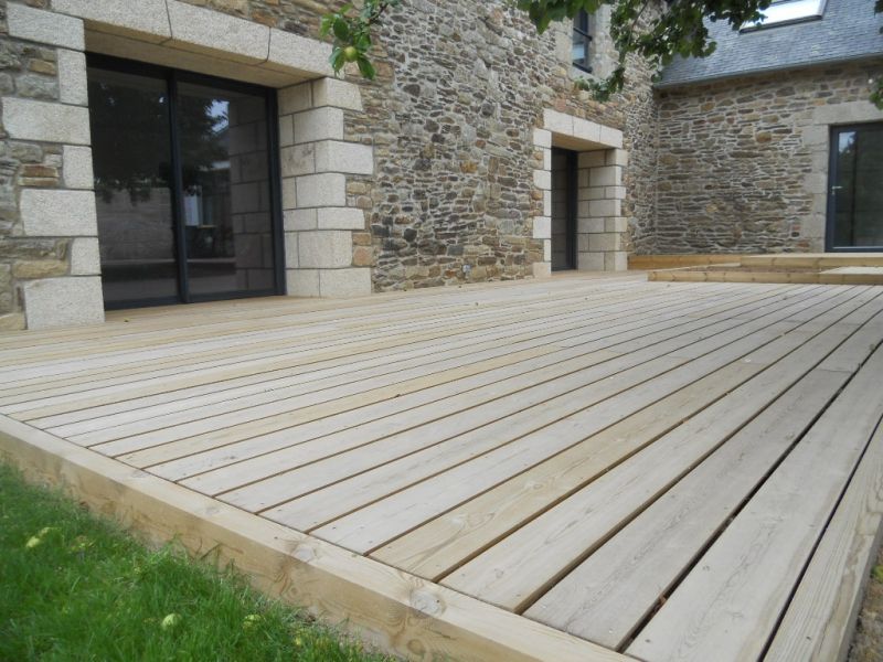 Terrasse bois pour maison en pierres - Un Jardin chez Vous